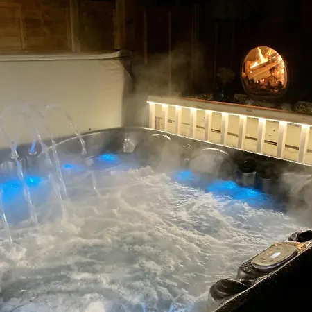 Modern Holiday In With Jacuzzi Будинок відпочинку