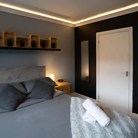 Будинок відпочинку Modern Holiday In With Jacuzzi *